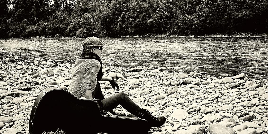 Vic sitzt am Wasser.jpg