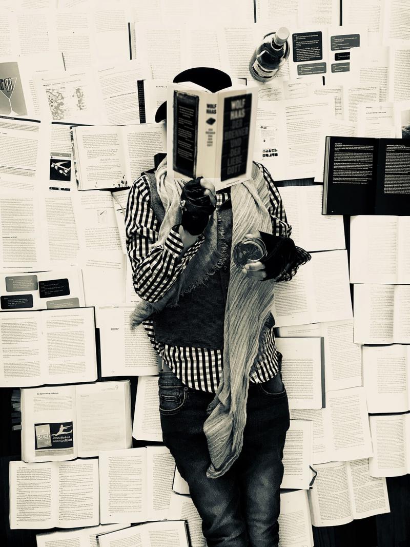 Vic liegt auf Büchern.jpg